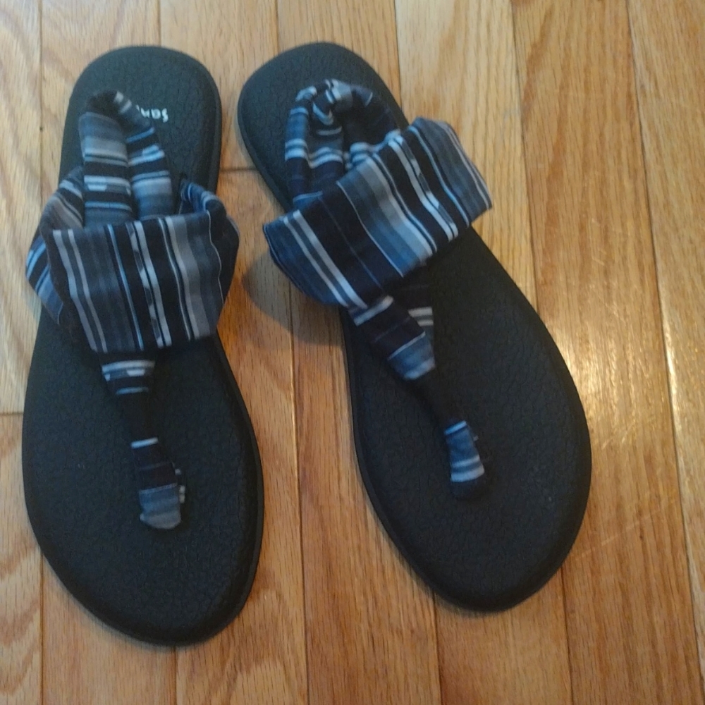-- Sanuk black & gray striped fabric yoga shoes